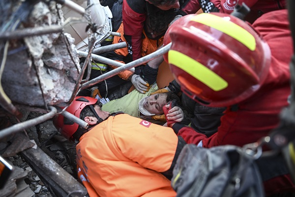 Foto - 182 saatin sonunda enkazdan çıktı! 12 yaşındaki Kaan gün ışına böyle kavuştu
