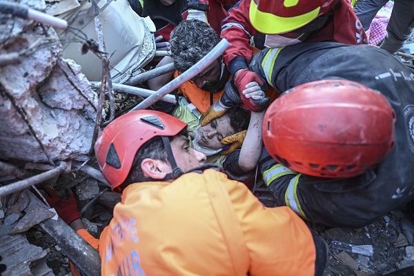 Foto - 182 saatin sonunda enkazdan çıktı! 12 yaşındaki Kaan gün ışına böyle kavuştu