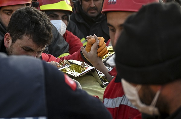Foto - 182 saatin sonunda enkazdan çıktı! 12 yaşındaki Kaan gün ışına böyle kavuştu