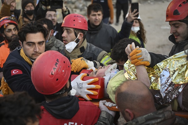 Foto - 182 saatin sonunda enkazdan çıktı! 12 yaşındaki Kaan gün ışına böyle kavuştu