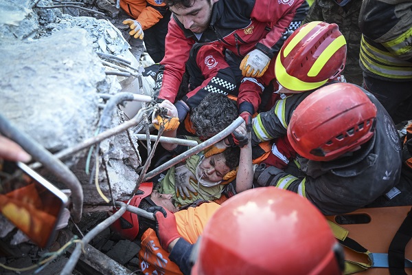 Foto - 182 saatin sonunda enkazdan çıktı! 12 yaşındaki Kaan gün ışına böyle kavuştu