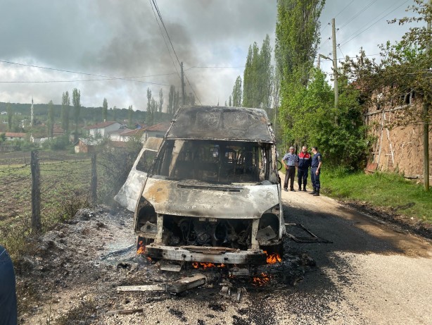 Foto - 19 Mayıs kutlamalarına giden çocuklar yanmaktan son anda kurtuldu