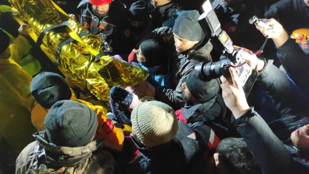 Foto - 19 saat sonra yüzleri güldürdü! Enkaz altından çıkan genç kız sedyeden el salladı