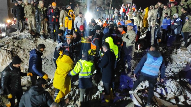 Foto - 19 saat sonra yüzleri güldürdü! Enkaz altından çıkan genç kız sedyeden el salladı