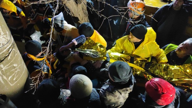 Foto - 19 saat sonra yüzleri güldürdü! Enkaz altından çıkan genç kız sedyeden el salladı