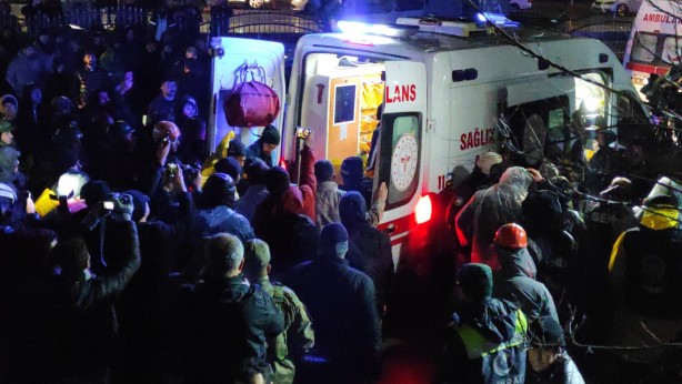 Foto - 19 saat sonra yüzleri güldürdü! Enkaz altından çıkan genç kız sedyeden el salladı