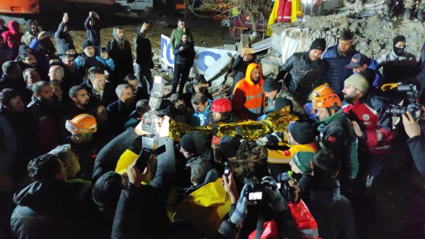 Foto - 19 saat sonra yüzleri güldürdü! Enkaz altından çıkan genç kız sedyeden el salladı