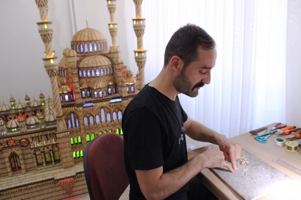 Foto - 190 bin 900 adet kibritle maket cami yaptı