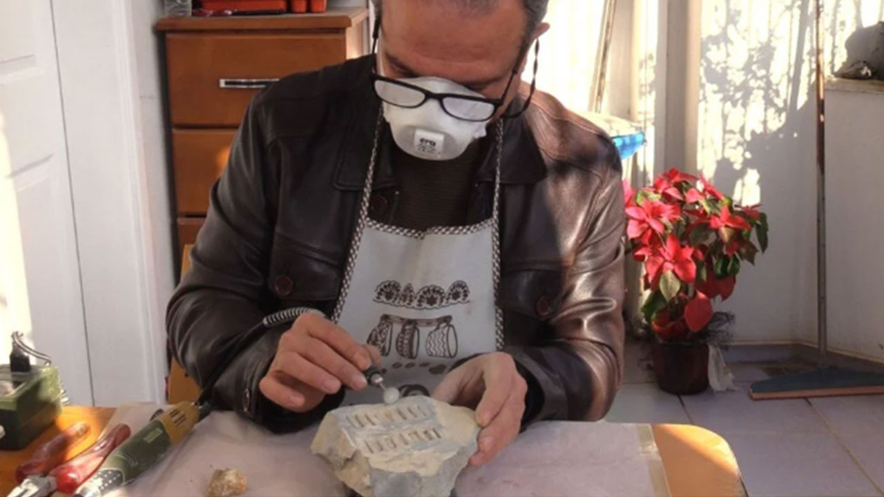 1991 yılında meyve bıçağıyla başladı! Taş ve odun parçalarını bulup dönüştürüyor