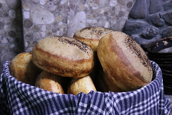 Foto - 1999'dan bu yana ekmeğini oradan kazanıyor! 24 yıl önce enkazdan topladı