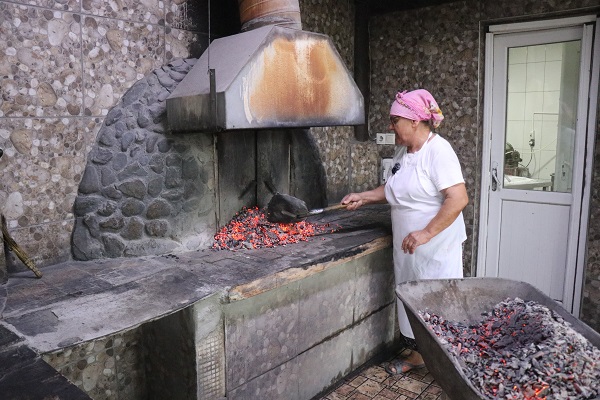 Foto - 1999'dan bu yana ekmeğini oradan kazanıyor! 24 yıl önce enkazdan topladı