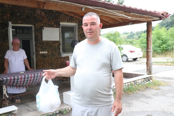 Foto - 1999'dan bu yana ekmeğini oradan kazanıyor! 24 yıl önce enkazdan topladı