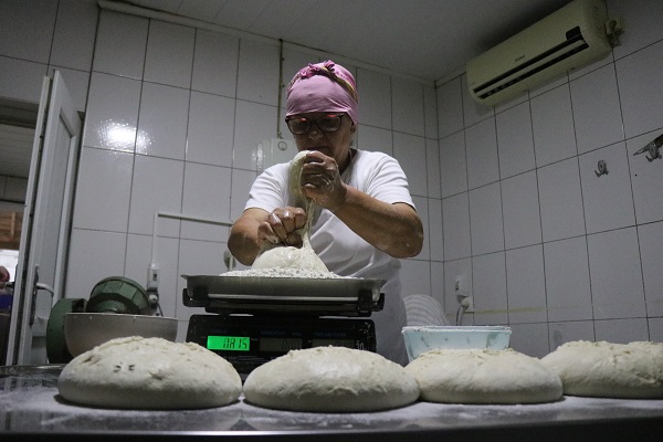 Foto - 1999'dan bu yana ekmeğini oradan kazanıyor! 24 yıl önce enkazdan topladı