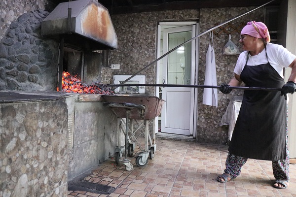 Foto - 1999'dan bu yana ekmeğini oradan kazanıyor! 24 yıl önce enkazdan topladı