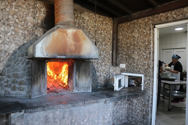 Foto - 1999'dan bu yana ekmeğini oradan kazanıyor! 24 yıl önce enkazdan topladı