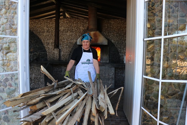 Foto - 1999'dan bu yana ekmeğini oradan kazanıyor! 24 yıl önce enkazdan topladı