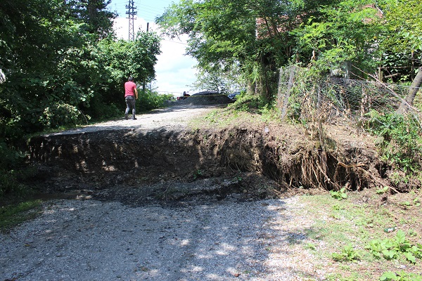 2 asırlık cami ise... Bu mahalle çöküyor 6 ev tahliye edildi