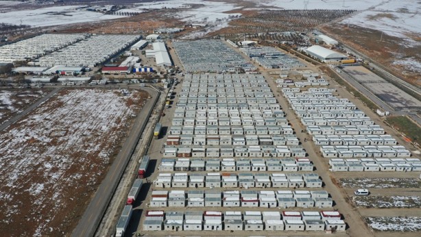 Foto - 2 bin 200 depremzedeye ev sahipliği yapıyor! Dev konteyner kent havadan görüntülendi