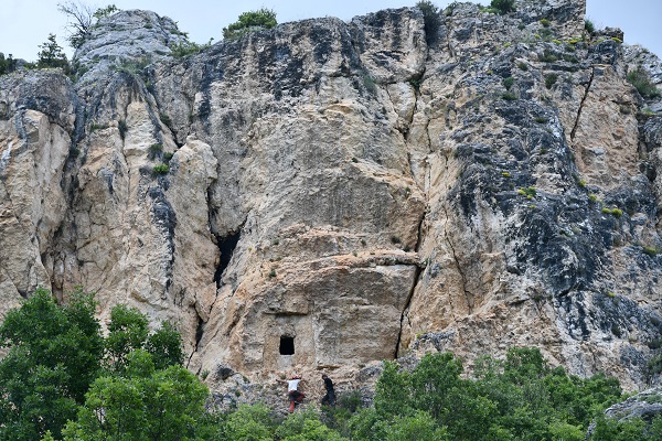 Foto - 2 bin 700 yıllık kaya mezarlarının üzerinden süzülüyor! Bütün köy bu bala sadece bakmakla yetiniyor