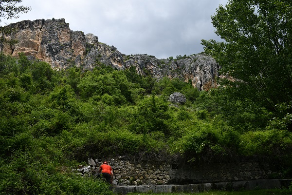 Foto - 2 bin 700 yıllık kaya mezarlarının üzerinden süzülüyor! Bütün köy bu bala sadece bakmakla yetiniyor