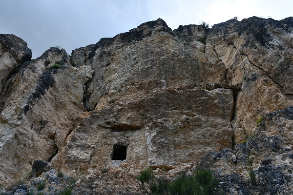 Foto - 2 bin 700 yıllık kaya mezarlarının üzerinden süzülüyor! Bütün köy bu bala sadece bakmakla yetiniyor