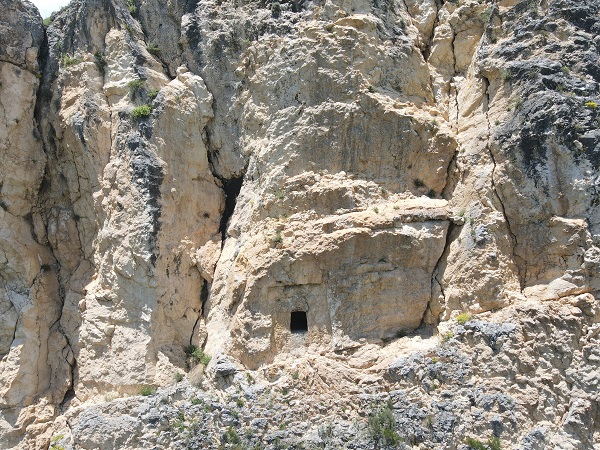 Foto - 2 bin 700 yıllık kaya mezarlarının üzerinden süzülüyor! Bütün köy bu bala sadece bakmakla yetiniyor