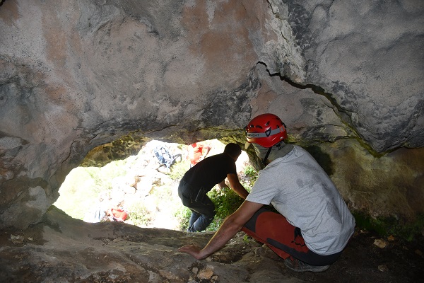 Foto - 2 bin 700 yıllık kaya mezarlarının üzerinden süzülüyor! Bütün köy bu bala sadece bakmakla yetiniyor