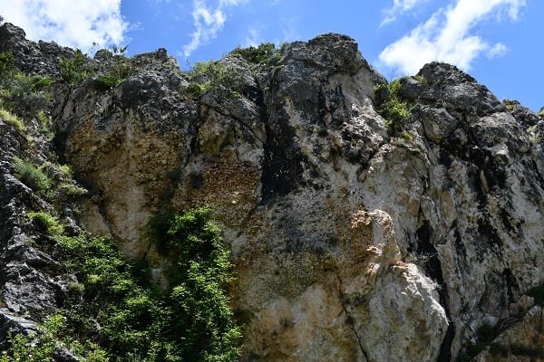 Foto - 2 bin 700 yıllık kaya mezarlarının üzerinden süzülüyor! Bütün köy bu bala sadece bakmakla yetiniyor