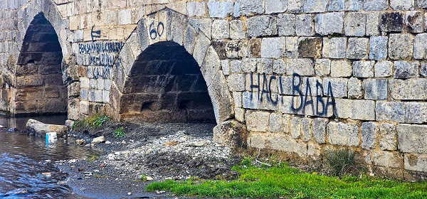 Foto - 2 bin yıllık köprüye saygısızlık