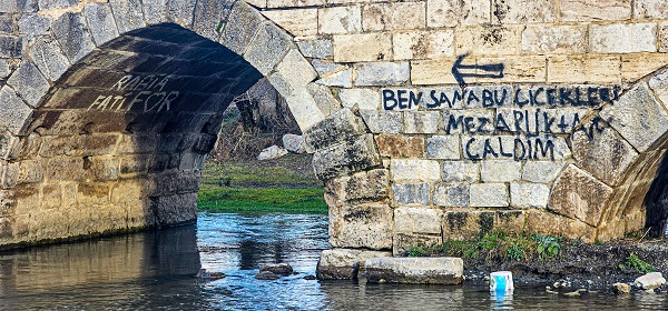 Foto - 2 bin yıllık köprüye saygısızlık