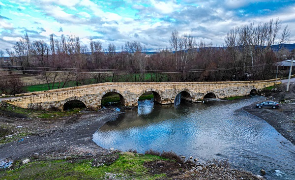 Foto - 2 bin yıllık köprüye saygısızlık