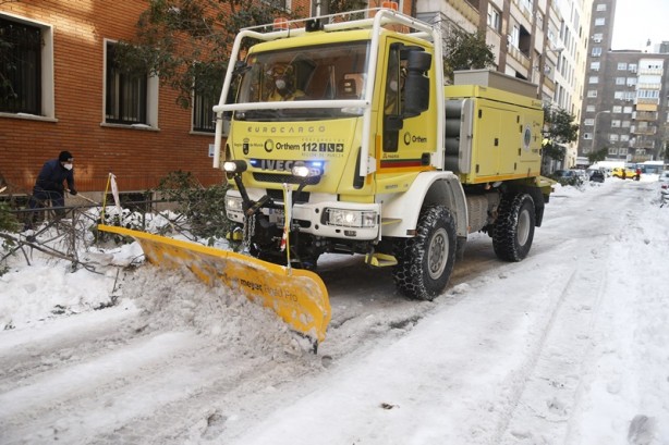 Foto - 2 cm’lik kar için yaptıklarına bak! Avrupa’nın en gelişmiş belediyesi hükümetten OHAL istedi