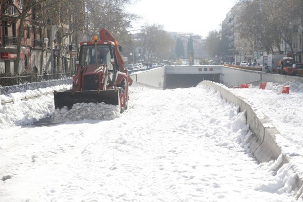 Foto - 2 cm’lik kar için yaptıklarına bak! Avrupa’nın en gelişmiş belediyesi hükümetten OHAL istedi