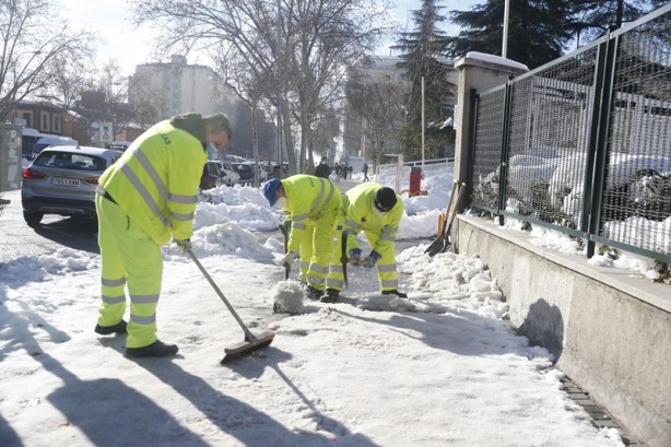 Foto - 2 cm’lik kar için yaptıklarına bak! Avrupa’nın en gelişmiş belediyesi hükümetten OHAL istedi