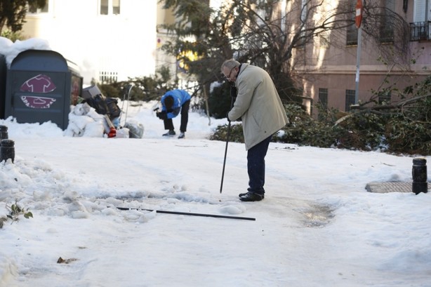Foto - 2 cm’lik kar için yaptıklarına bak! Avrupa’nın en gelişmiş belediyesi hükümetten OHAL istedi