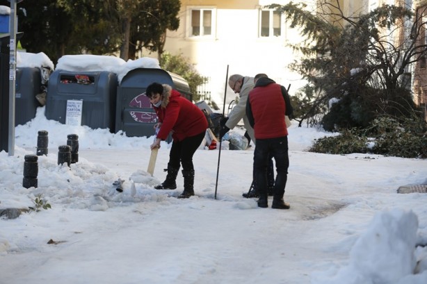 Foto - 2 cm’lik kar için yaptıklarına bak! Avrupa’nın en gelişmiş belediyesi hükümetten OHAL istedi