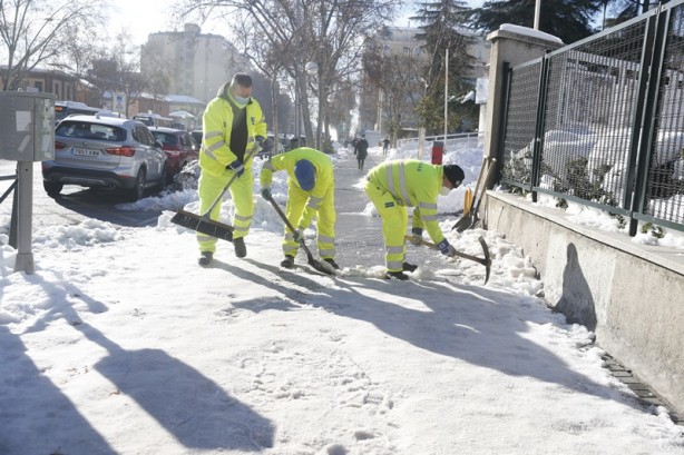 Foto - 2 cm’lik kar için yaptıklarına bak! Avrupa’nın en gelişmiş belediyesi hükümetten OHAL istedi