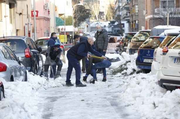Foto - 2 cm’lik kar için yaptıklarına bak! Avrupa’nın en gelişmiş belediyesi hükümetten OHAL istedi