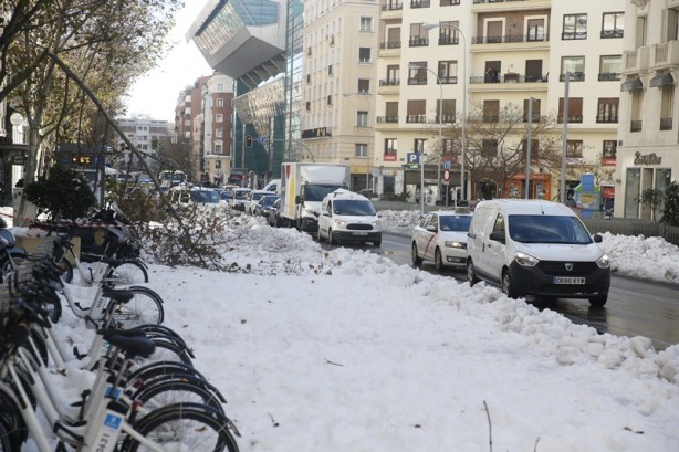 Foto - 2 cm’lik kar için yaptıklarına bak! Avrupa’nın en gelişmiş belediyesi hükümetten OHAL istedi