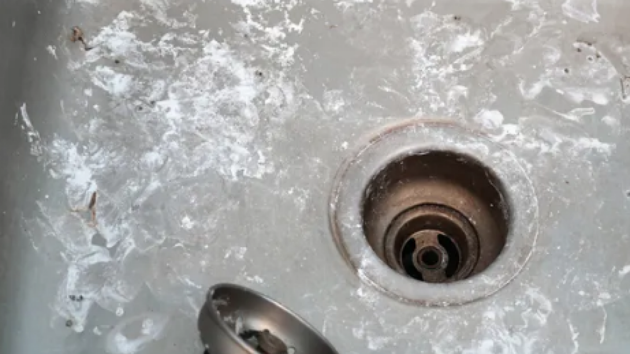 2 dakikada tıkanan lavabo kalmıyor... Tesisatçıların sır gibi sakladığı yöntem! 