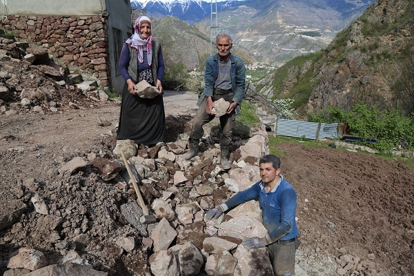 Foto - 2 dönümlük araziyi böyle kazandı! 90 derece eğimli arazide tarım yapıyor