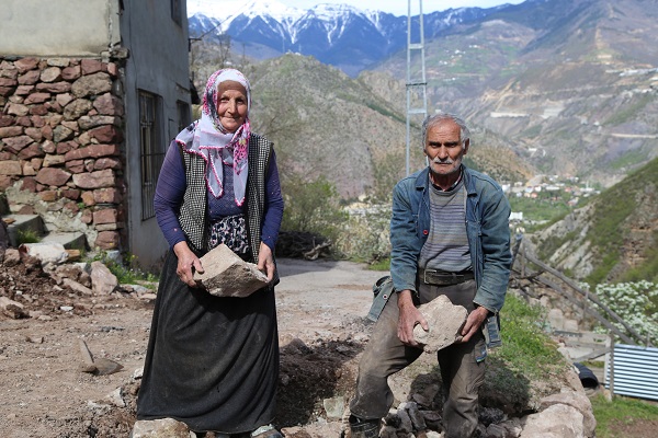 Foto - 2 dönümlük araziyi böyle kazandı! 90 derece eğimli arazide tarım yapıyor