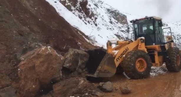 2 gündür aynı bölgeye dev kayalar düşüyor!