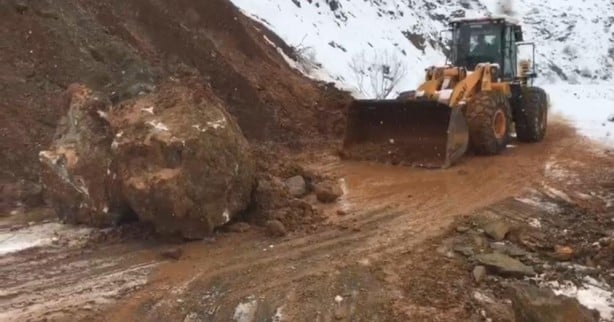 Foto - 2 gündür aynı bölgeye dev kayalar düşüyor!