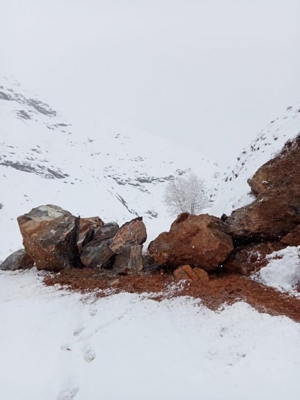 Foto - 2 gündür aynı bölgeye dev kayalar düşüyor!