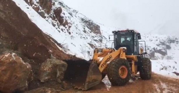 Foto - 2 gündür aynı bölgeye dev kayalar düşüyor!