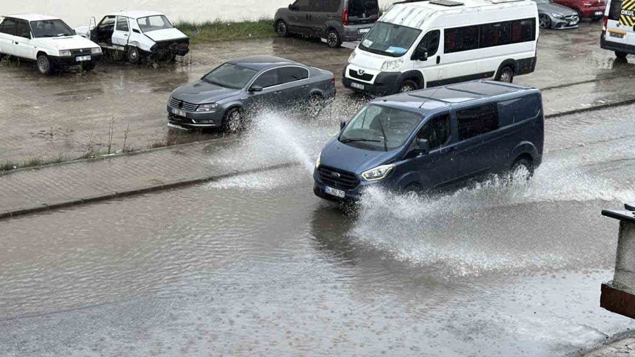 Foto - 2 il için turuncu, 3 il için sarı kodlu alarm: Dikkat! Metrekareye 75 kilo yağış bekleniyor