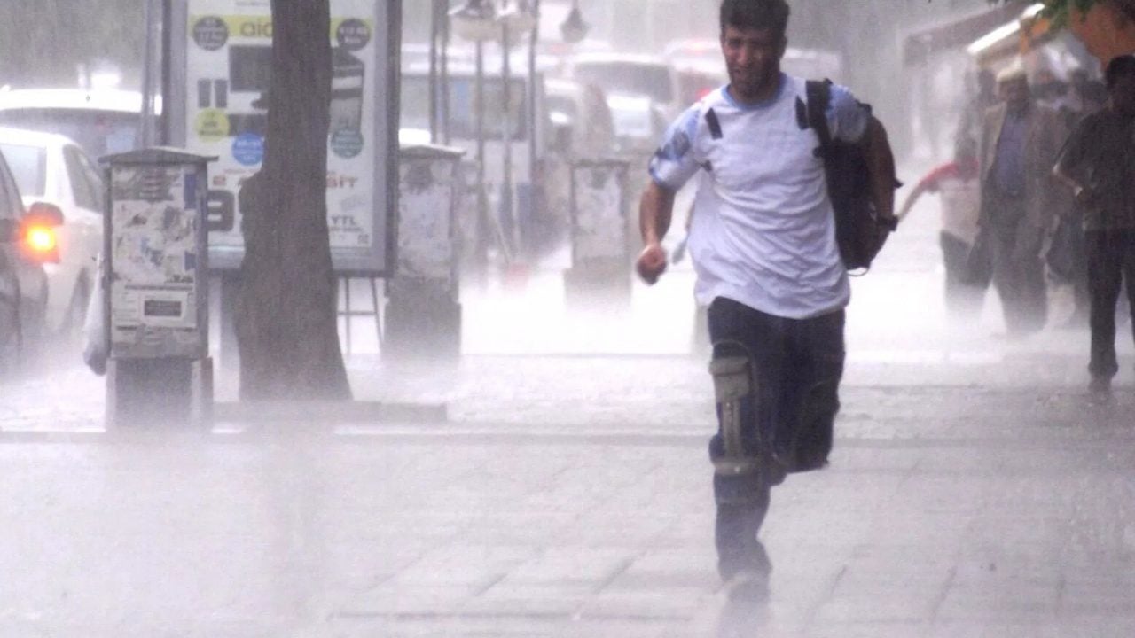 2 il için turuncu, 3 il için sarı kodlu alarm: Dikkat! Metrekareye 75 kilo yağış bekleniyor