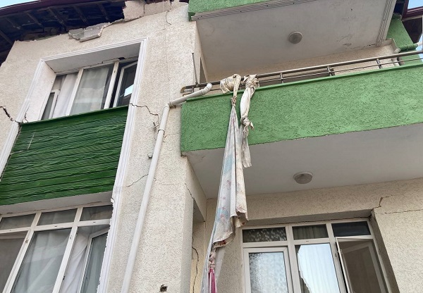 2 kat dibe çöktü! Bu binadan böyle kurtuldu