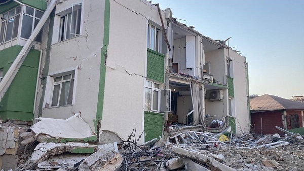 Foto - 2 kat dibe çöktü! Bu binadan böyle kurtuldu